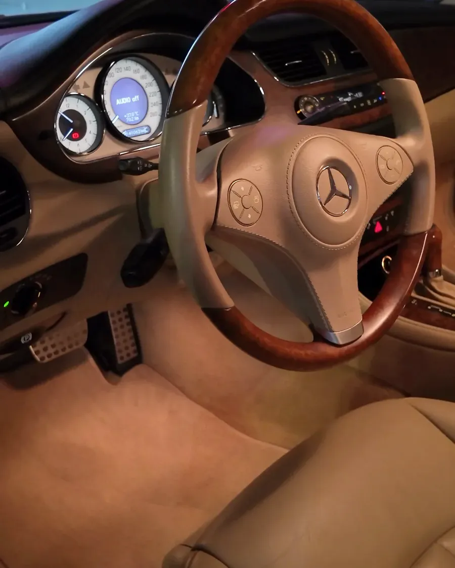 Mercedes · beige pile